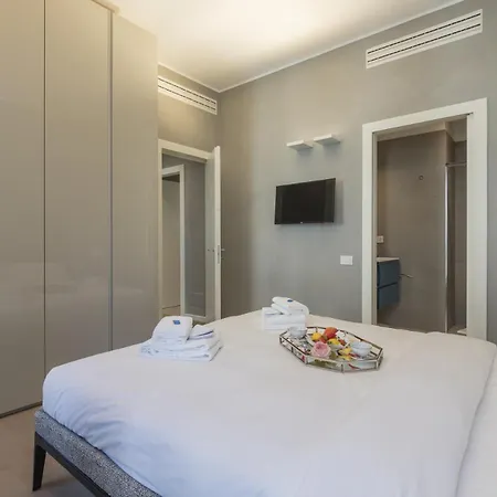 Appartamento San Babila Tower With Panoramic Terrace Overlooking Duomo By Rentopolis Milano
